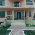 soclu casa placat cu piatra